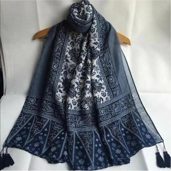 Beautiful blue and white scarf/shawl/headdress - Picture 3 of 8